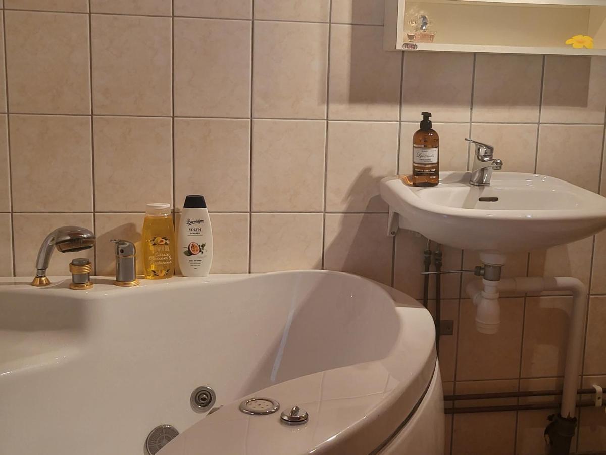 特鲁萨Minihus Med Stor Traedgardstomt Naera Golf Och Hav别墅 外观 照片